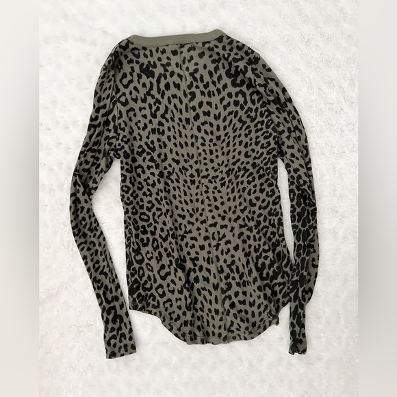 NWT-CHASER x Revolve Gauzy Cotton Jersey Top Safari Green Leopard - Picture 5 of 11